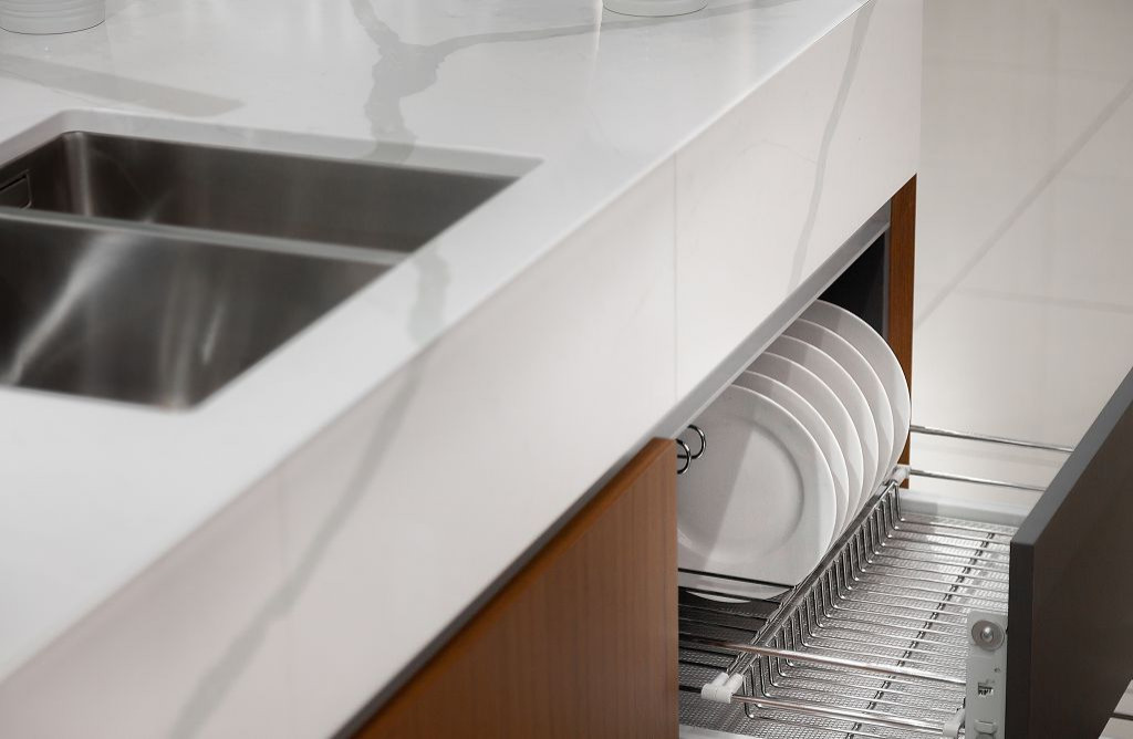 Кухонный гарнитур со столешницей из кварцевого агломерата