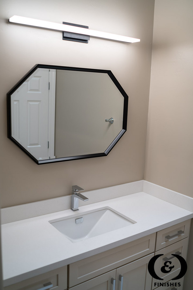 Example of a transitional home design design in Phoenix