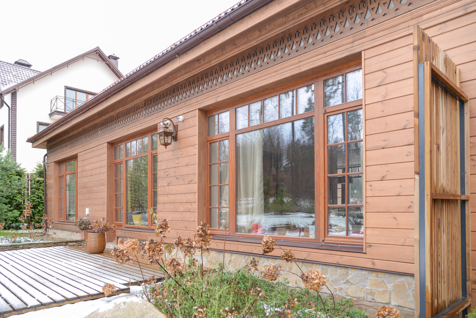 Остекление дома дубовыми окнами