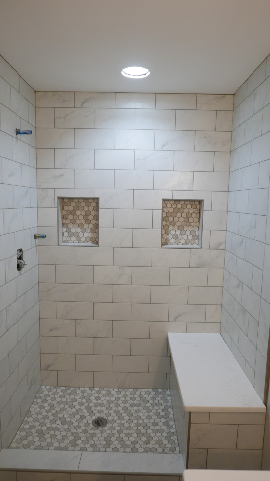 Klassisk inredning av ett mellanstort vit vitt badrum för barn, med skåp i shakerstil, vita skåp, en dusch i en alkov, en toalettstol med separat cisternkåpa, vit kakel, porslinskakel, grå väggar, klinkergolv i porslin, ett undermonterad handfat, bänkskiva i kvarts, grått golv och dusch med gångjärnsdörr