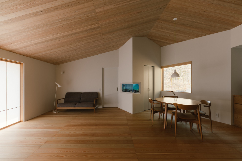 Cette photo montre un salon asiatique avec un mur blanc, parquet clair, aucune cheminée, un téléviseur fixé au mur et un plafond en bois.