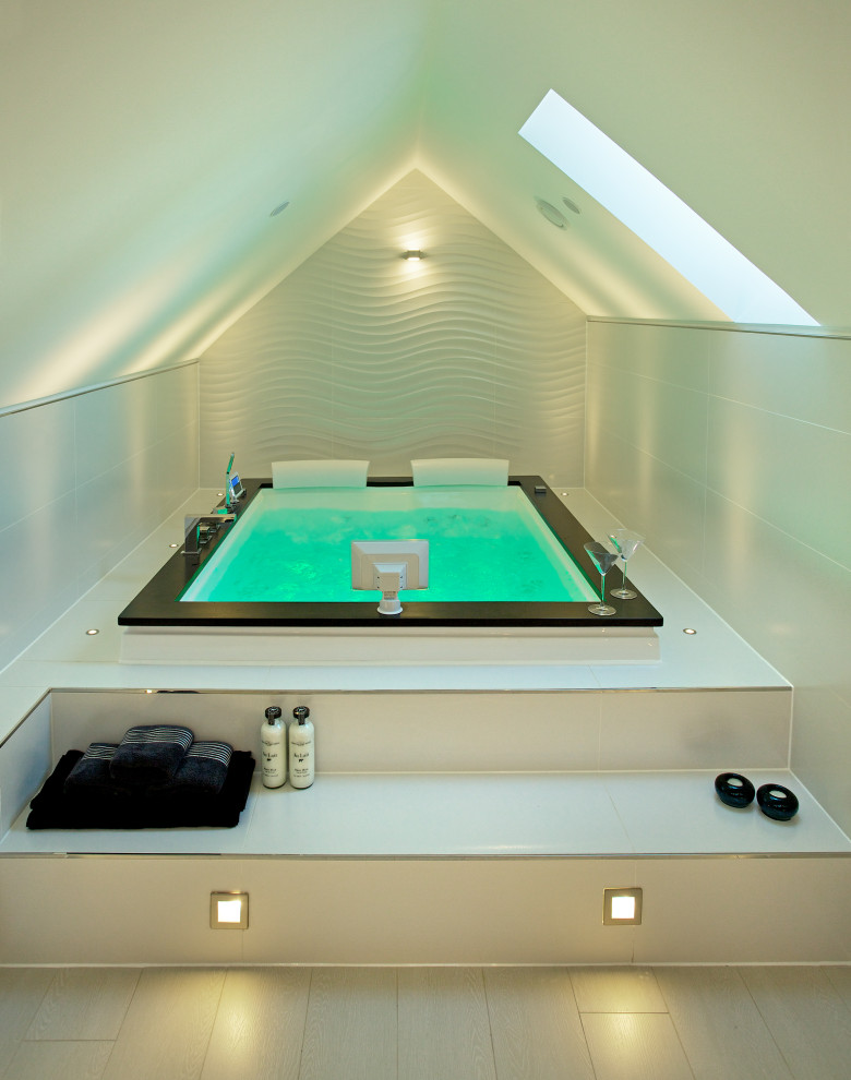Contemporary swimming pool in London.