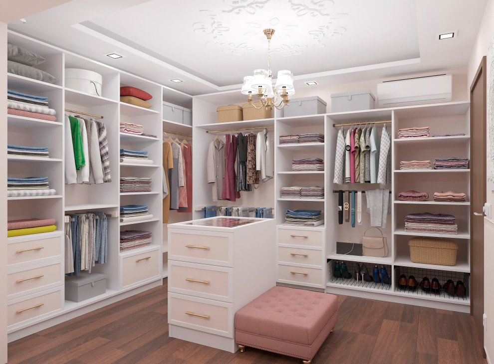 Кабинет и гардеробная в квартире.