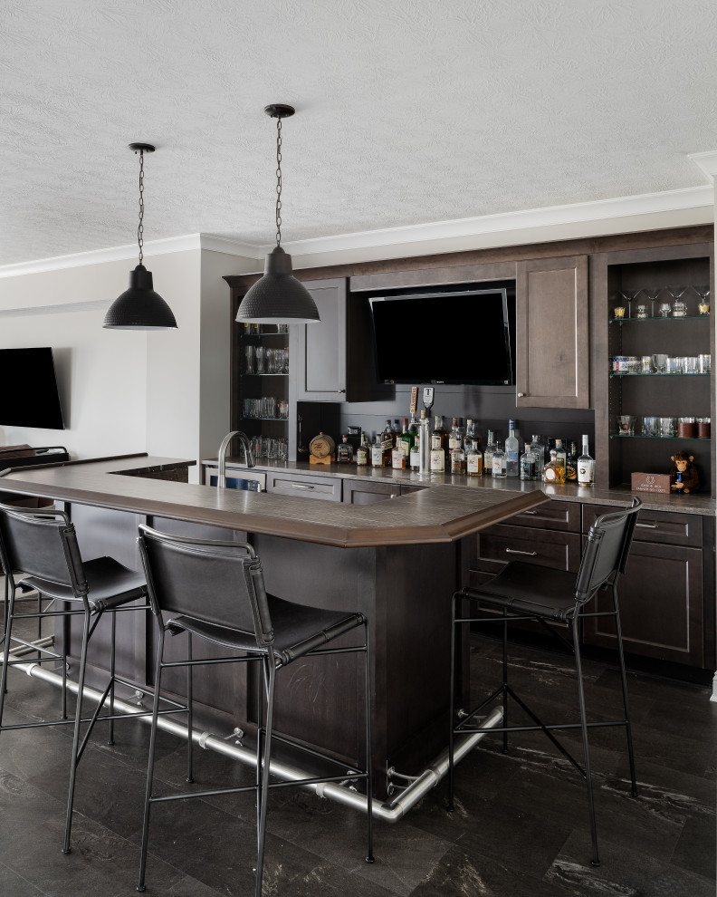 Ejemplo de bar en casa de galera moderno de tamaño medio con fregadero bajoencimera, armarios estilo shaker, puertas de armario de madera oscura y suelo de madera oscura