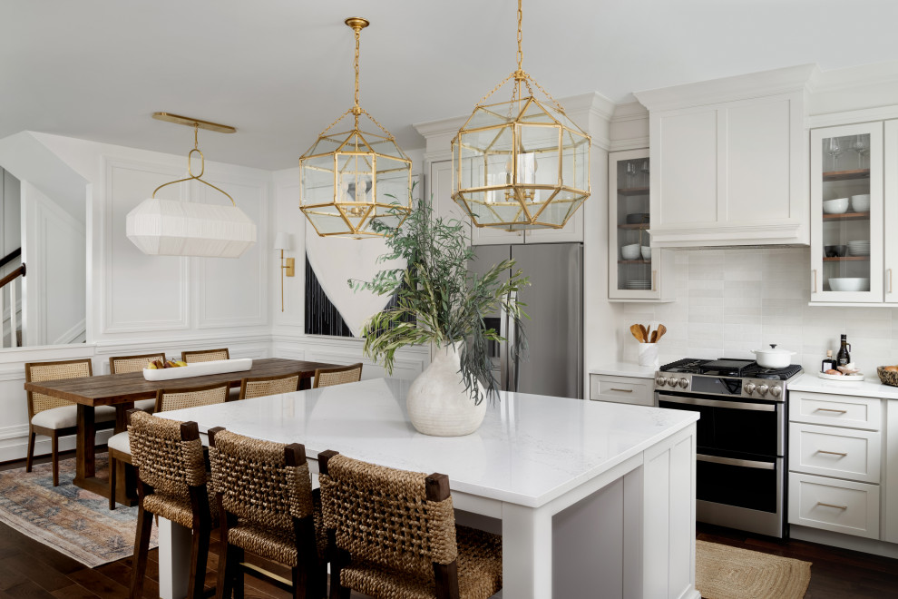 Exempel på ett mellanstort klassiskt vit vitt kök, med en rustik diskho, skåp i shakerstil, grå skåp, bänkskiva i kvarts, grått stänkskydd, stänkskydd i keramik, rostfria vitvaror, mörkt trägolv, en köksö och brunt golv