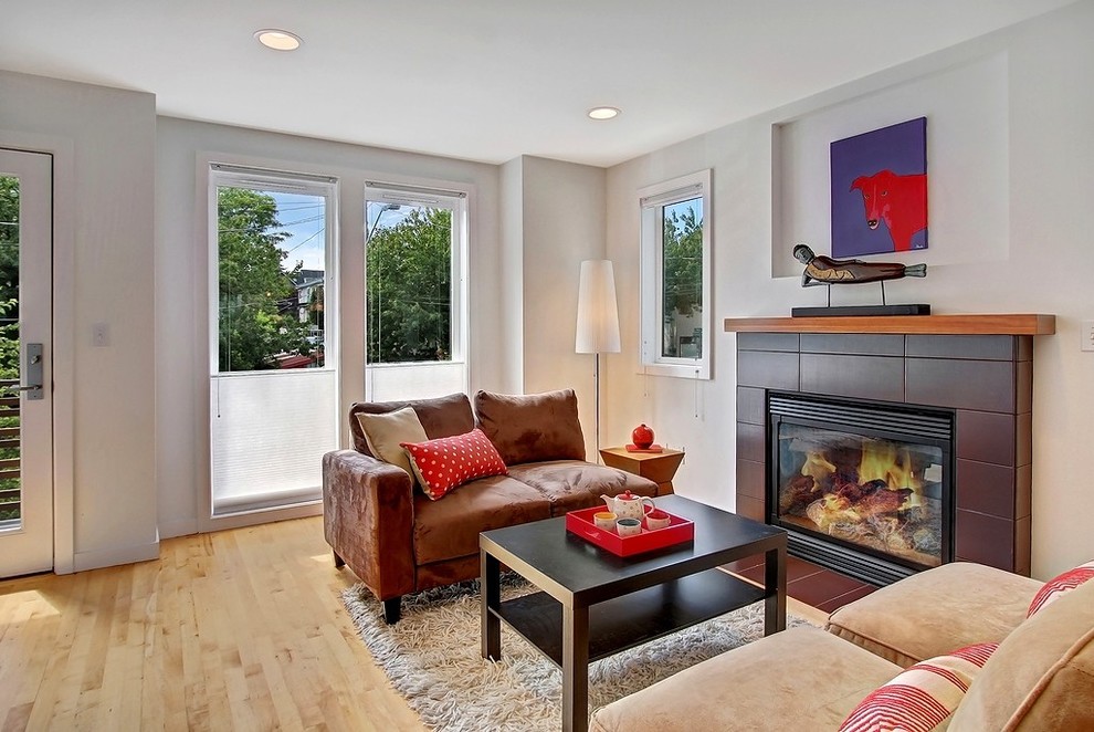 Photo of a contemporary living room in Seattle with white walls.