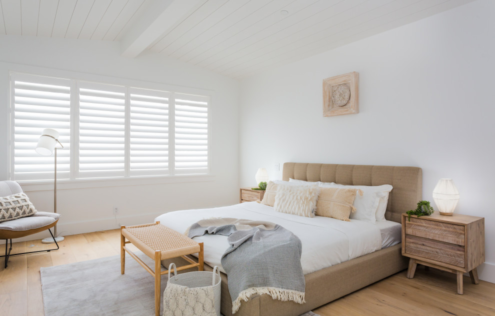 Aménagement d'une grande chambre parentale campagne avec un mur blanc, parquet clair, aucune cheminée, un sol beige et un plafond en lambris de bois.