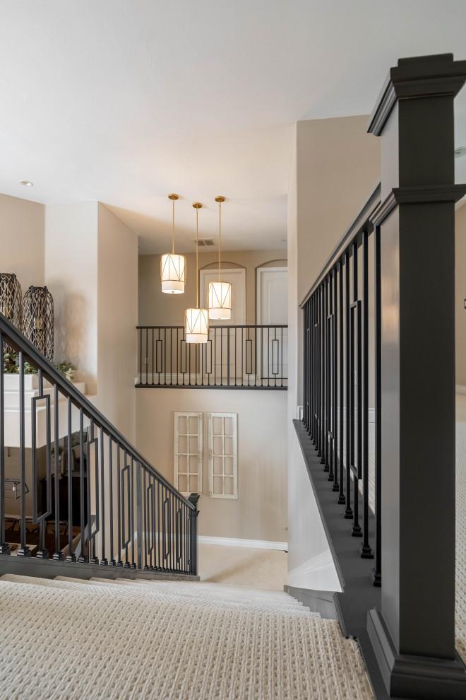 На фото: прямая лестница среднего размера в стиле модернизм с ступенями с ковровым покрытием, ковровыми подступенками и деревянными перилами