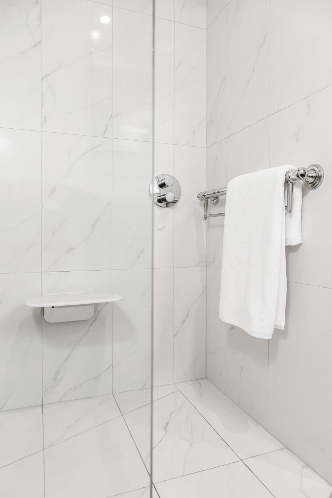 Inspiration for a modern bathroom in Melbourne.