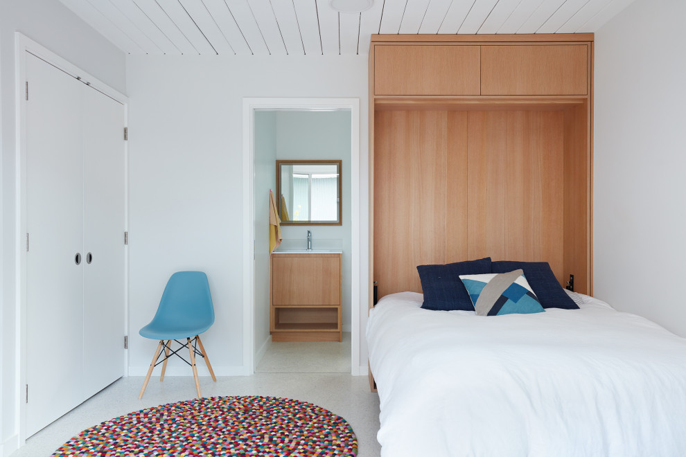 Источник вдохновения для домашнего уюта: гостевая спальня (комната для гостей) в стиле ретро с белыми стенами, белым полом и потолком из вагонки