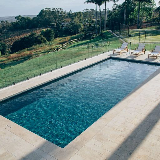 Idee per una grande piscina naturale mediterranea rettangolare dietro casa con paesaggistica bordo piscina