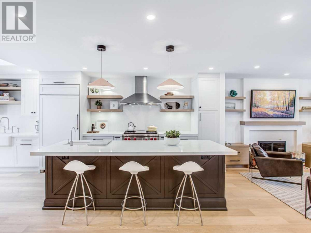 Kitchen - transitional kitchen idea in Toronto