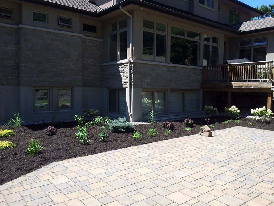 Design ideas for a contemporary landscaping in Ottawa.
