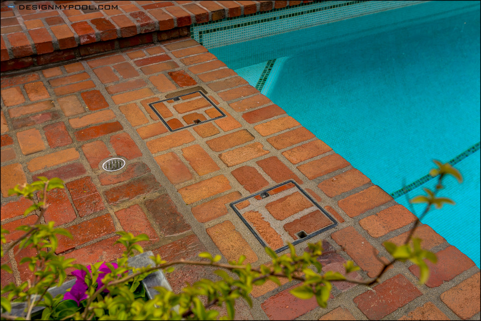 Modelo de piscina elevada retro de tamaño medio rectangular en patio trasero con adoquines de ladrillo