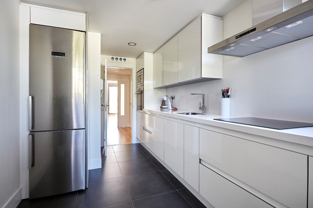 Cocina Minimalista en Blanco y Acero moderne-koekken