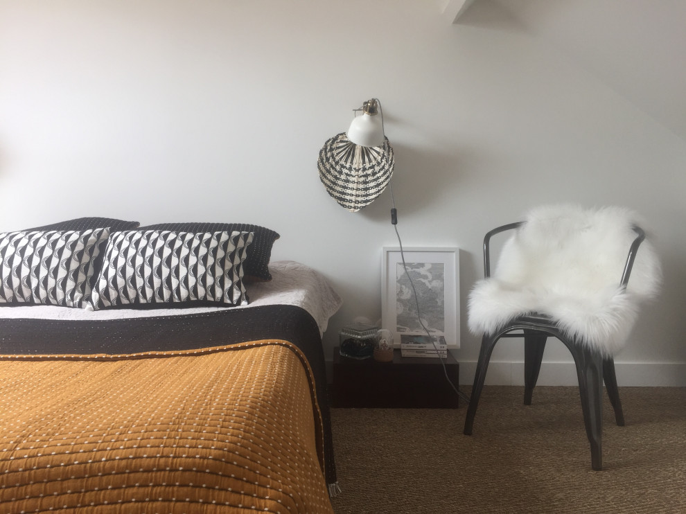 Стильный дизайн: спальня среднего размера на антресоли в стиле ретро с белыми стенами, ковровым покрытием, бежевым полом и кирпичными стенами - последний тренд