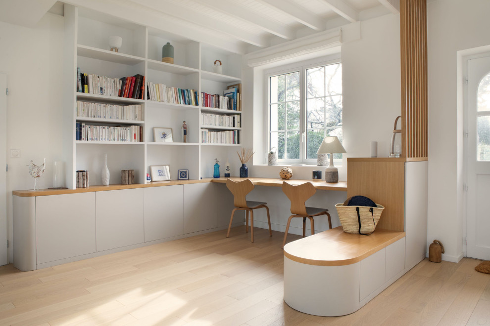 Idées déco pour un bureau bord de mer avec un mur blanc, parquet clair, un bureau intégré, un sol beige et poutres apparentes.