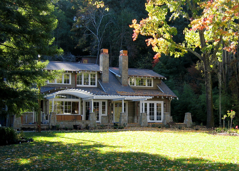 Idee per la villa grande grigia american style a due piani con rivestimento in legno, tetto a capanna, copertura a scandole, tetto grigio e con scandole