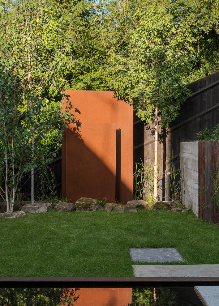 Immagine di un piccolo giardino nordico esposto a mezz'ombra dietro casa con recinzione in legno