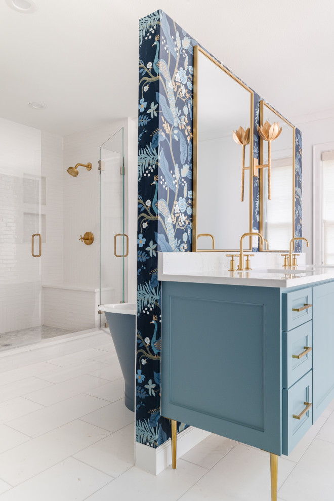 Immagine di una stanza da bagno classica con ante in stile shaker, ante blu, top in quarzo composito, due lavabi e carta da parati