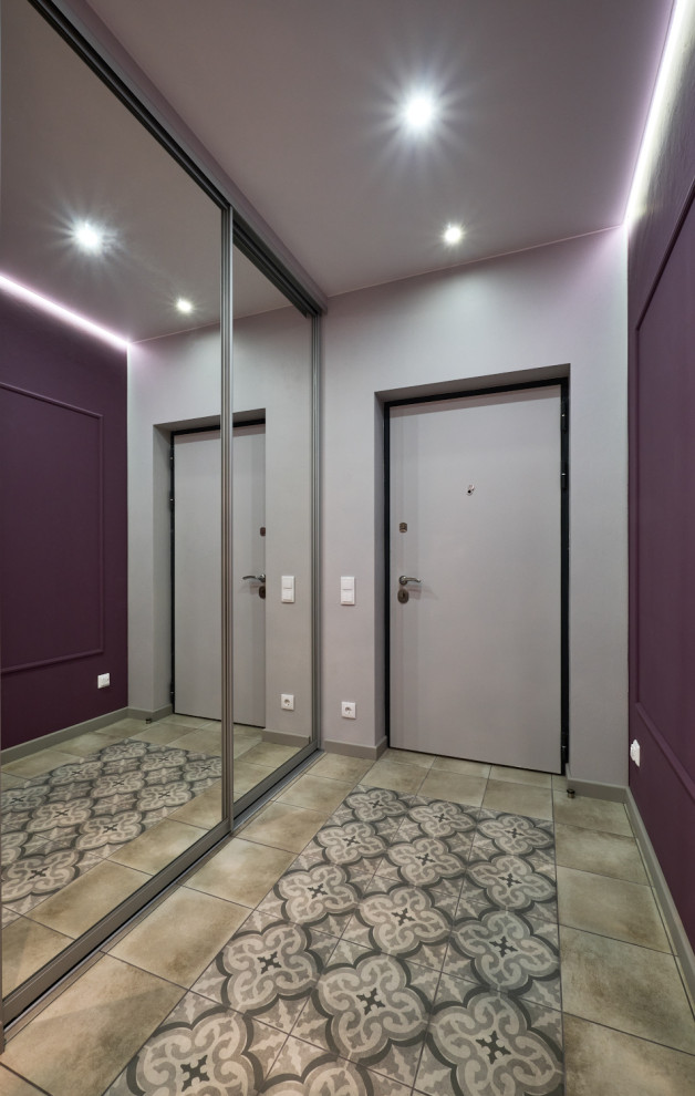 Стильный дизайн: маленькая узкая прихожая: освещение в современном стиле с фиолетовыми стенами, полом из керамической плитки, одностворчатой входной дверью, синей входной дверью, серым полом и любой отделкой стен для на участке и в саду - последний тренд
