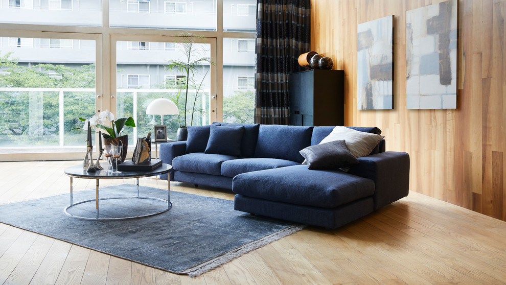 Design ideas for a scandinavian living room in Tokyo with brown walls, light hardwood floors and brown floor.