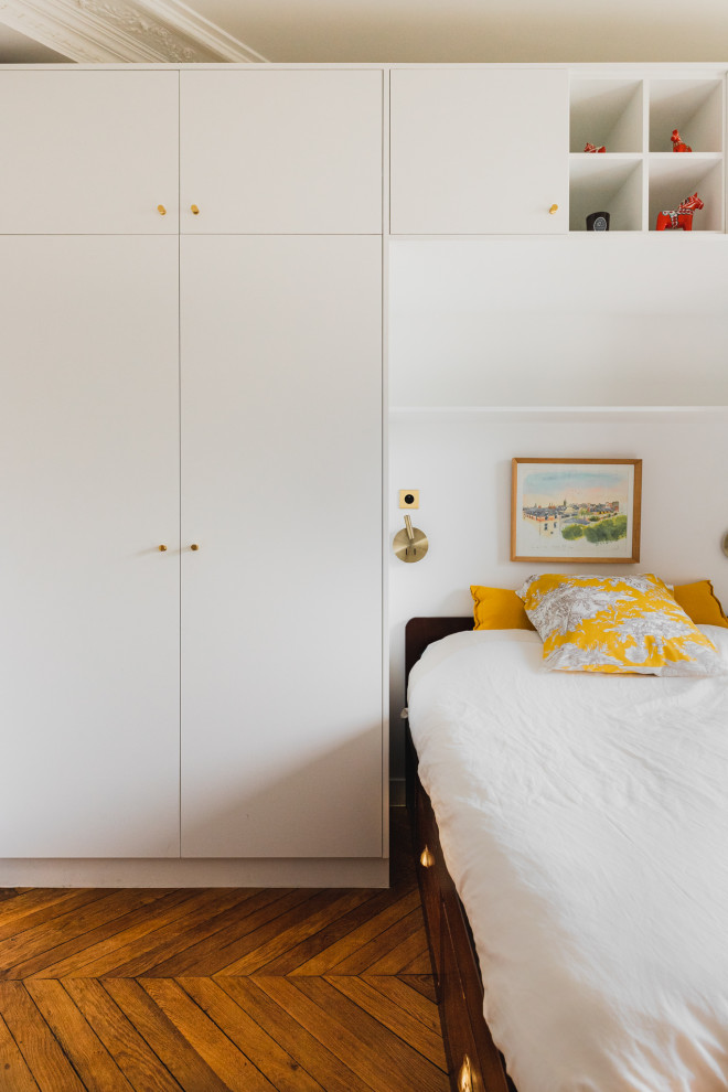 Источник вдохновения для домашнего уюта: хозяйская спальня среднего размера в стиле неоклассика (современная классика) с белыми стенами, светлым паркетным полом и коричневым полом без камина