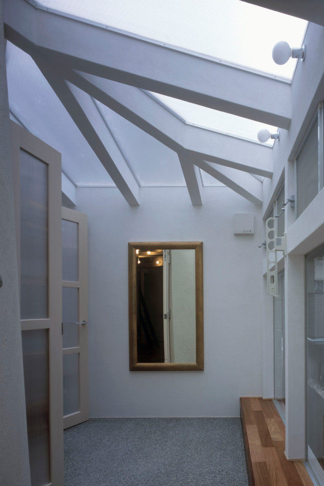 На фото: маленькая терраса в современном стиле с бетонным полом, стеклянным потолком и серым полом без камина для на участке и в саду