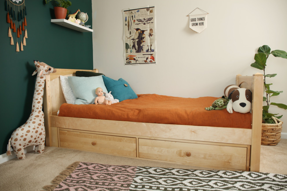 Inspiration för ett litet vintage könsneutralt småbarnsrum kombinerat med sovrum, med gröna väggar