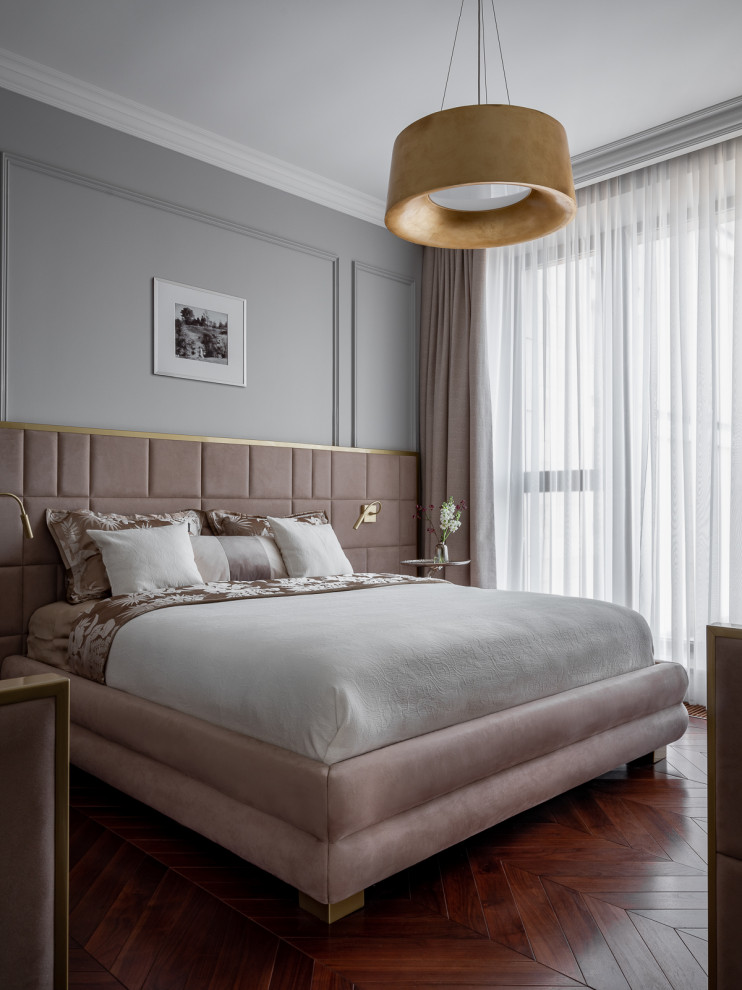 На фото: хозяйская спальня среднего размера в стиле неоклассика (современная классика) с серыми стенами, паркетным полом среднего тона и коричневым полом с