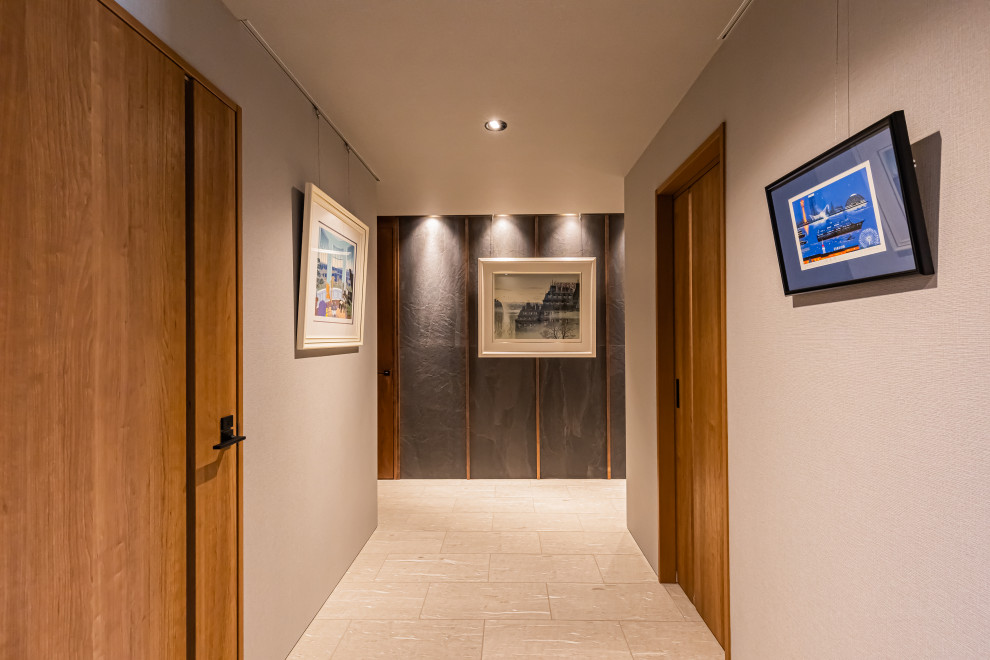 Réalisation d'une grande entrée minimaliste avec un couloir, une porte simple, une porte marron, un plafond en papier peint, un mur gris, un sol en carrelage de porcelaine et un sol beige.