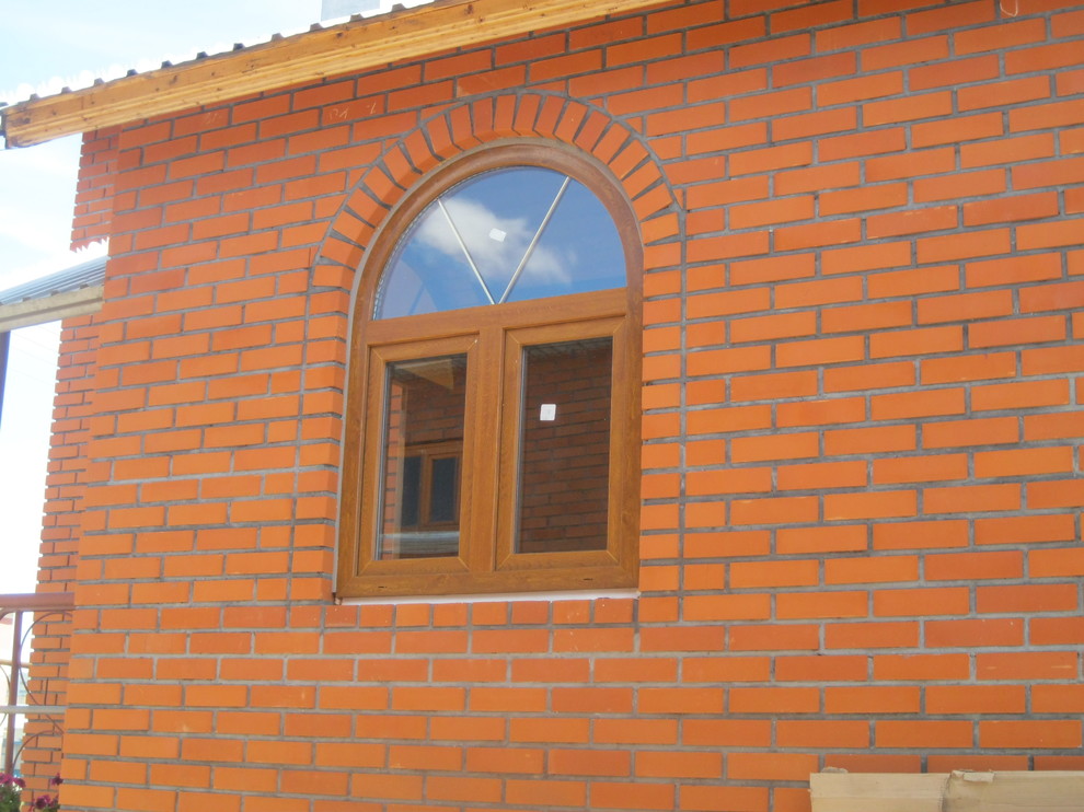 Двухэтажный кирпичный дом