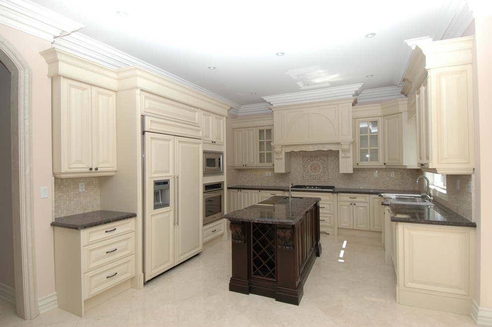 Inspiration for a transitional kitchen remodel in Toronto