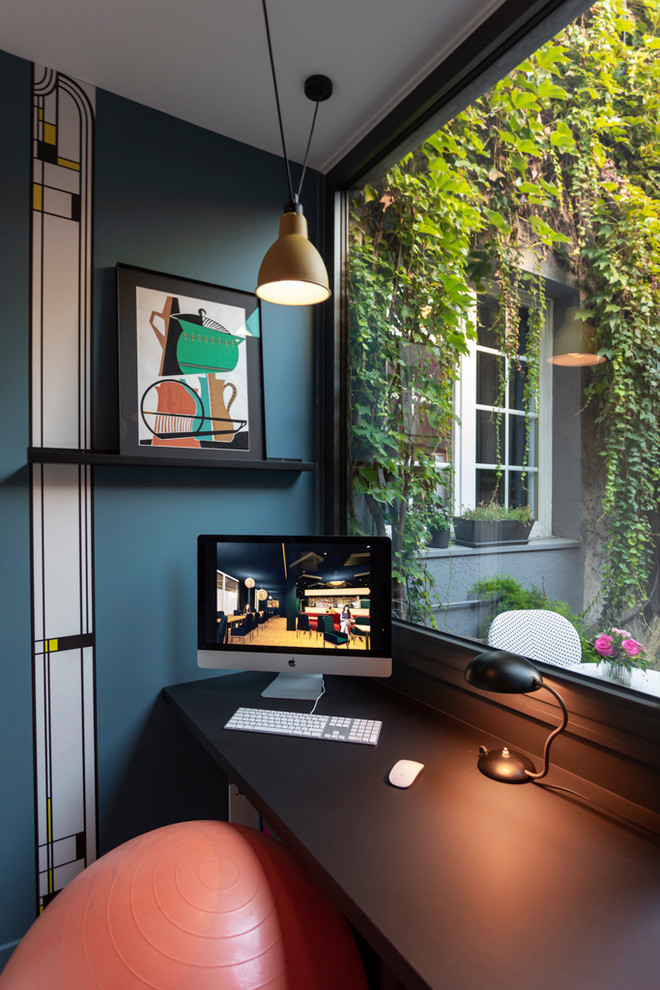This is an example of a contemporary home office in Paris.