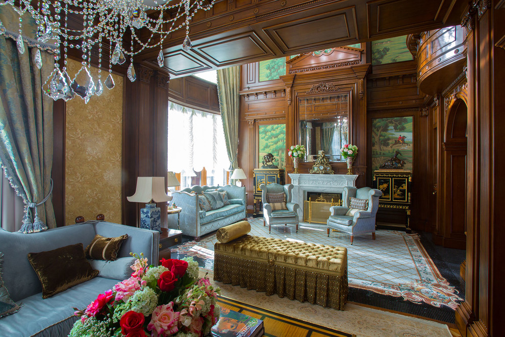На фото: гостиная комната в классическом стиле с полом из керамической плитки