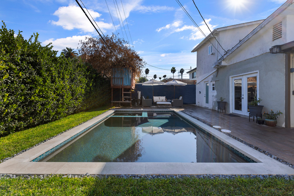 Ispirazione per una piscina monocorsia minimalista rettangolare di medie dimensioni e dietro casa con una vasca idromassaggio e ghiaia