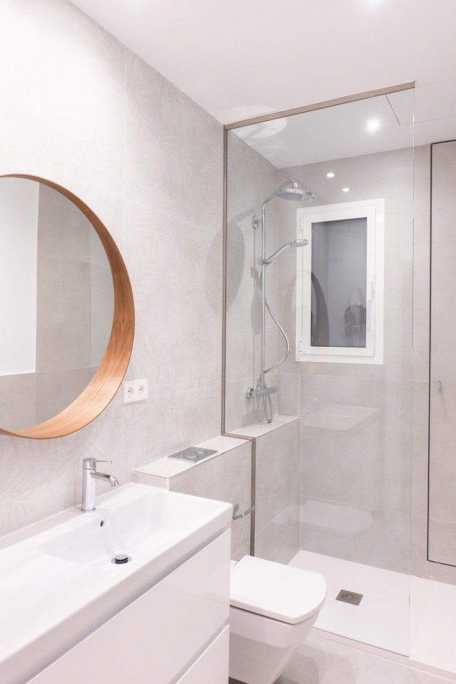 Свежая идея для дизайна: ванная комната среднего размера в современном стиле с белыми фасадами, бежевой плиткой, полом из керамогранита и бежевым полом - отличное фото интерьера