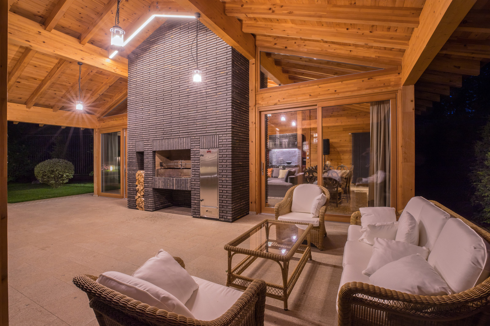 Беседка с двойным камином - на террассе и в закрытой гостиной