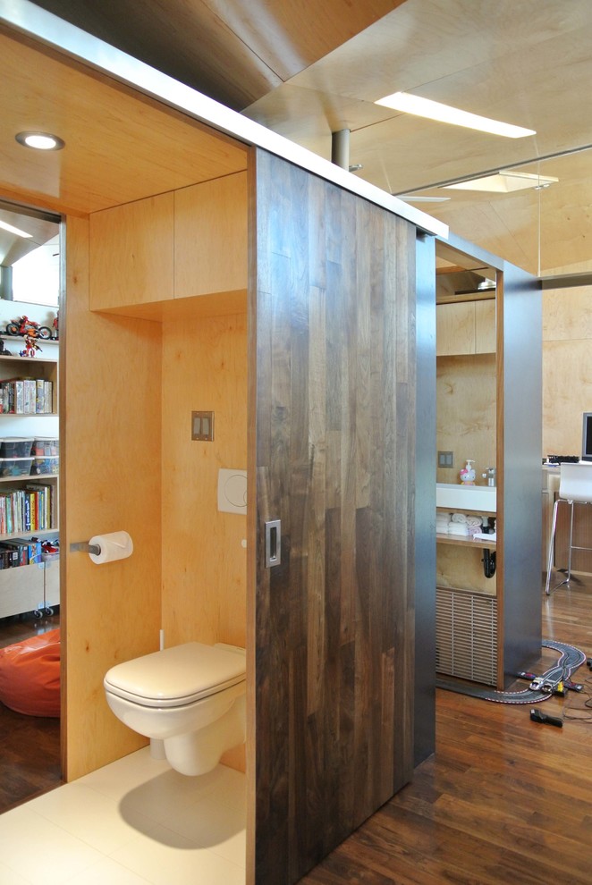This is an example of a contemporary bathroom in Los Angeles.
