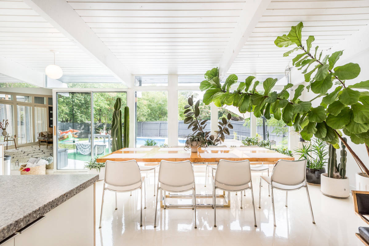 My Houzz: Lush Oasis in a Modern Indoor-Outdoor Family Home