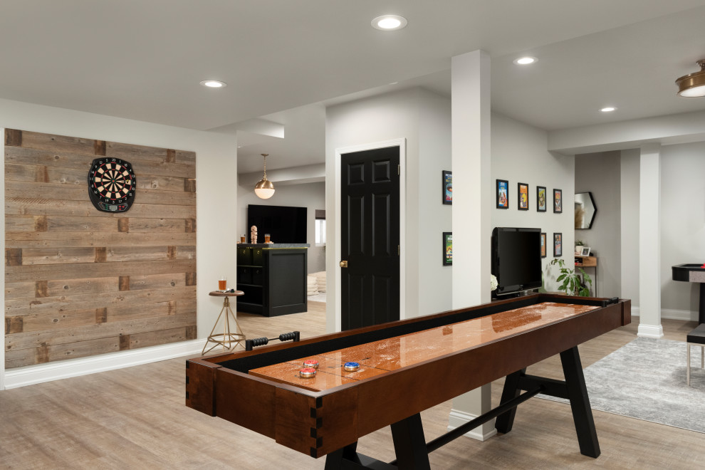 Aménagement d'un sous-sol classique enterré et de taille moyenne avec un bar de salon, un mur gris, un sol en vinyl, une cheminée standard et un sol marron.