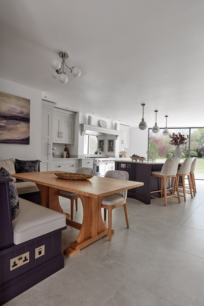 Foto di una cucina minimal di medie dimensioni con ante in stile shaker, ante viola, top in quarzite, paraspruzzi bianco, elettrodomestici in acciaio inossidabile, pavimento beige e top bianco