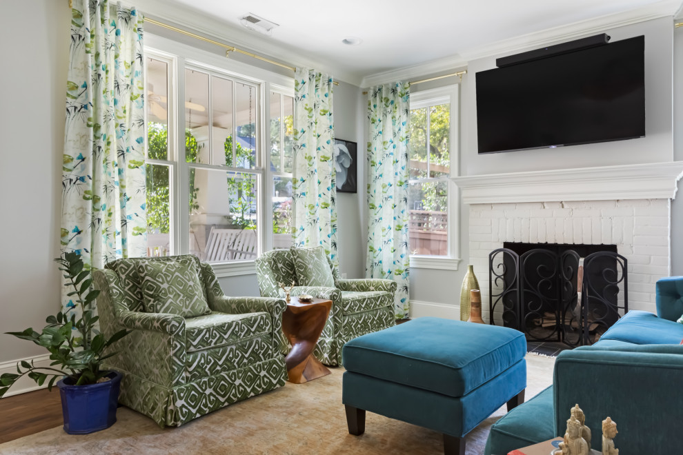 Пример оригинального дизайна: открытая гостиная комната среднего размера в классическом стиле с серыми стенами, светлым паркетным полом, стандартным камином и телевизором на стене