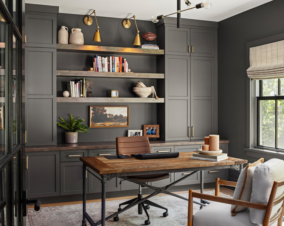 Esempio di un ufficio chic di medie dimensioni con pareti grigie, pavimento in legno massello medio, scrivania autoportante e pavimento marrone