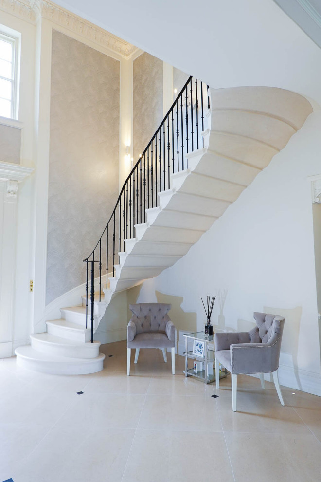 Gewendeltes Klassisches Treppengeländer Holz mit Kalk-Treppenstufen und Kalk-Setzstufen in Sonstige