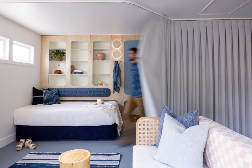 Свежая идея для дизайна: гостевая спальня среднего размера, (комната для гостей) в стиле неоклассика (современная классика) с белыми стенами, полом из линолеума и синим полом - отличное фото интерьера