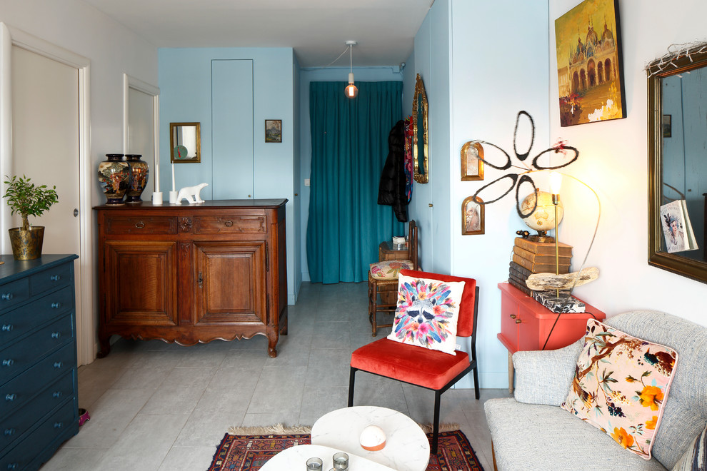 Exemple d'un petit salon éclectique fermé avec un mur bleu, un sol en carrelage de céramique, aucune cheminée et un sol gris.