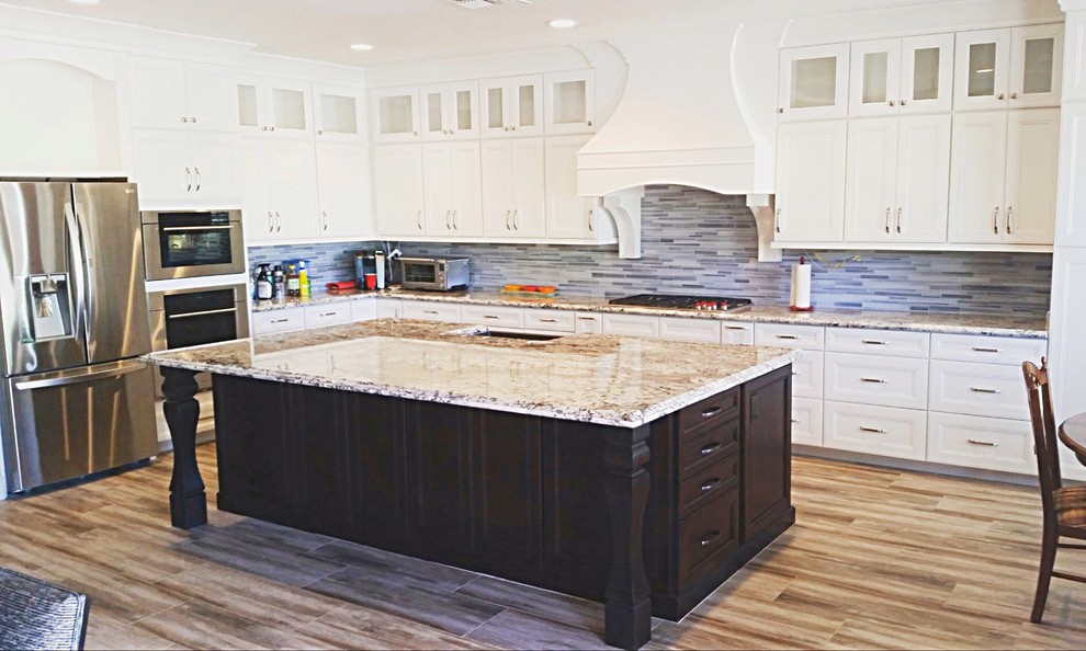 Kitchen - transitional kitchen idea in Phoenix