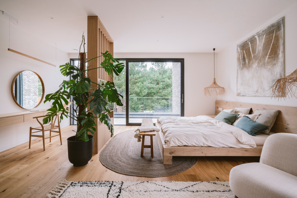 Modernes Schlafzimmer mit weißer Wandfarbe, braunem Holzboden und braunem Boden in Frankfurt am Main