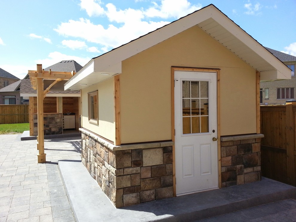 Mountain style home design photo in Toronto